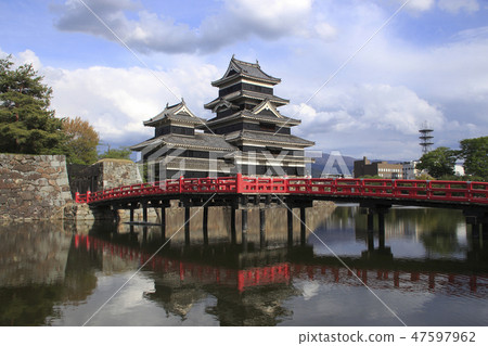 Matsumoto Castle in early summer and bridge of burial 47597962
