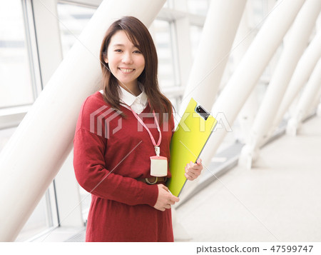黃綠色文件的女實業家 黃綠色文件的女實業家 47599747