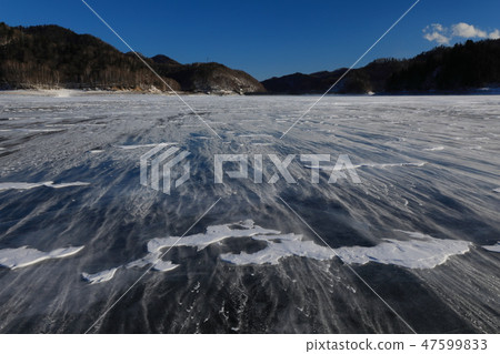 Frosty snow on the frozen lake Bunpei 01 Frosty snow on the frozen lake Bunpei 01 47599833