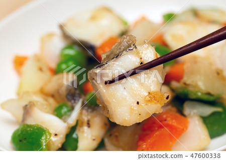 炒鱈魚和蔬菜 炒鱈魚和蔬菜 47600338