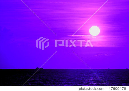 Impressive seascape with sunlight before sunset 47600476