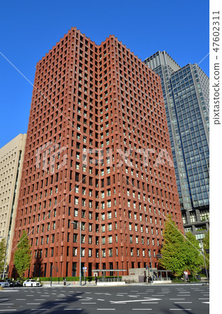 A photograph of a skyscraper near the Wada Kuramon crossing where the Rokuke Street and Hibiya Dori of Chiyoda Ward, Tokyo intersect 47602311