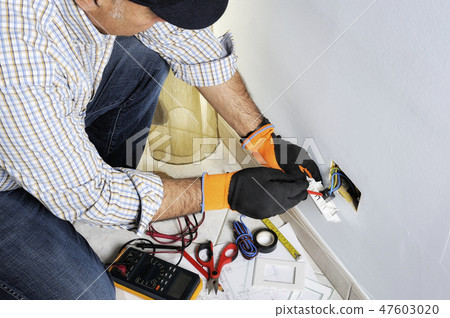 Electrician working in a residential electrical system 47603020