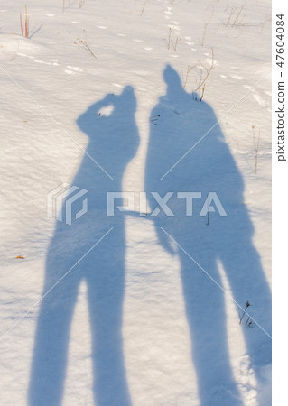 Silhouettes of man and woman 47604084