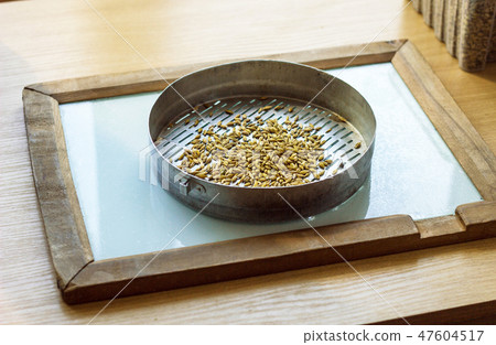 Laboratory for the inspection and analysis of grain, on the table lies a sieve and grain, granule 47604517