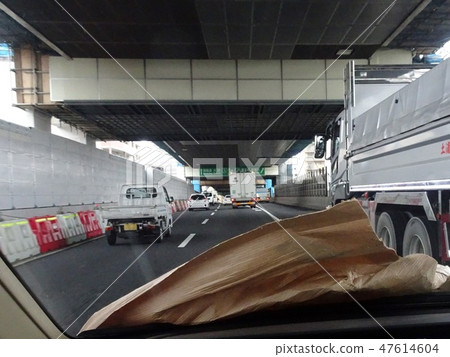 飛行在高速公路的下落的對象擋風玻璃的板料的圖片 47614604