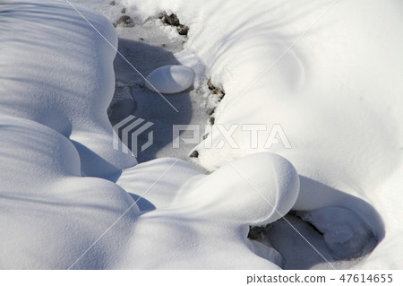 在雪埋沒的山小河 47614655