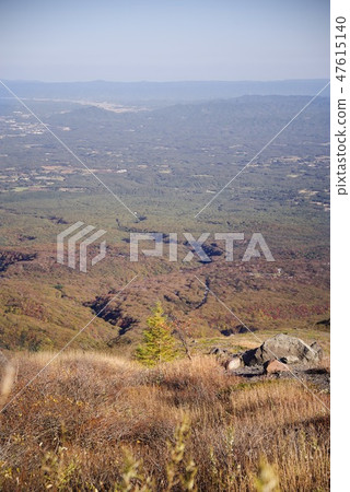 Autumn leaves of Nasu Highland overlooking Nasu (Tochigi Prefecture · November) 47615140