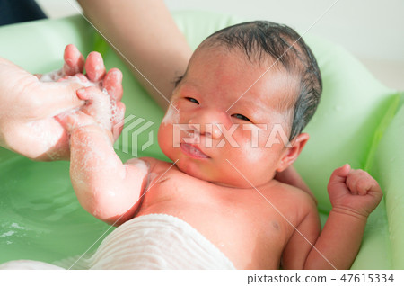 沐浴新生嬰兒嬰兒沐浴 沐浴新生嬰兒嬰兒沐浴 47615334