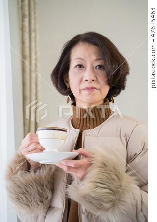 Senior women Senior women 47615463