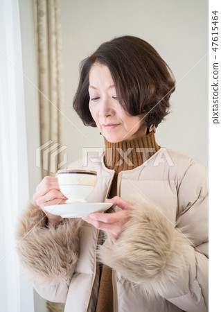 Senior women 47615464