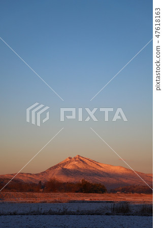 Snow makeup of morning glow Landscape of Ishioka city Tsukuba mountain 47618163