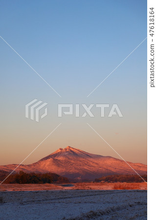 Snow makeup of morning glow Landscape of Ishioka city Tsukuba mountain Snow makeup of morning glow Landscape of Ishioka city Tsukuba mountain 47618164