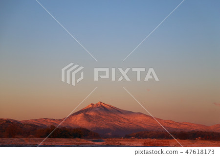 Snow makeup of morning glow Landscape of Ishioka city Tsukuba mountain 47618173