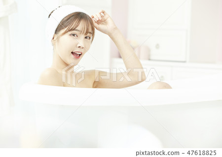 Young woman, bath, shower, bathroom Young woman, bath, shower, bathroom 47618825