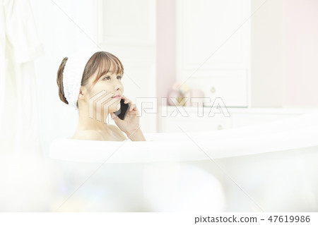 Young woman, bath, shower, bathroom Young woman, bath, shower, bathroom 47619986