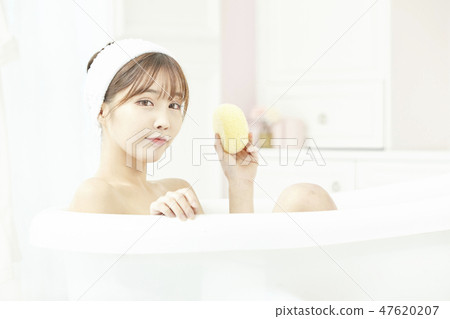 Young woman, bath, shower, bathroom Young woman, bath, shower, bathroom 47620207