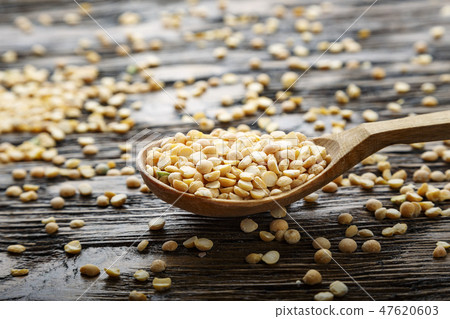 yellow peas in a spoon 47620603