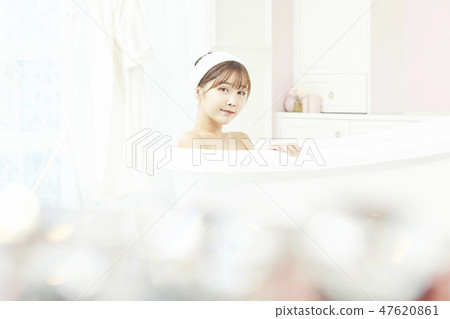 Young woman, bath, shower, bathroom 47620861