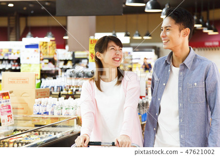 Supermarket shopping female customer supermarket 47621002