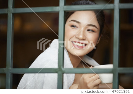 婦女生活方式放鬆 婦女生活方式放鬆 47621591