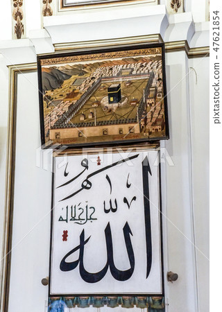 在清真寺Kaaba寺廟繪畫和阿拉伯劇本的牆壁上的伊斯蘭教的聖地 47621854