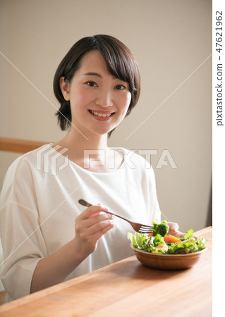 吃沙拉的一名年輕日本婦女 吃沙拉的一名年輕日本婦女 47621962