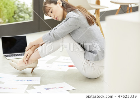 Business woman doing work Business woman doing work 47623339