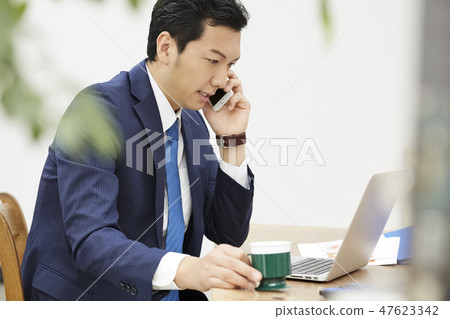 Businessman working 47623342