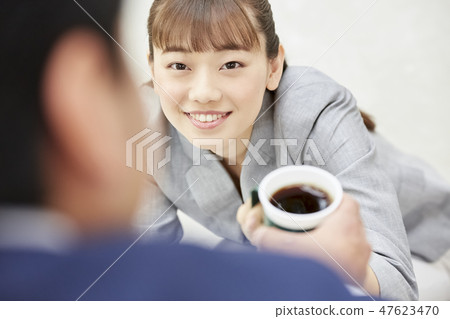 Businessmen and businesswomen who work 47623470