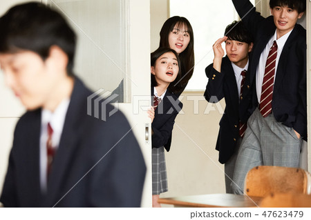 高中生的學校生活時間 47623479