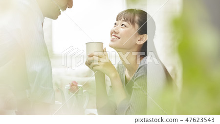 A couple who eats breakfast 47623543