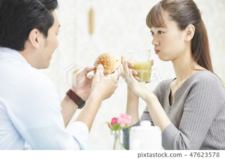 一對夫婦吃早餐 47623578
