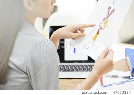 做工作的女商人 做工作的女商人 47623584