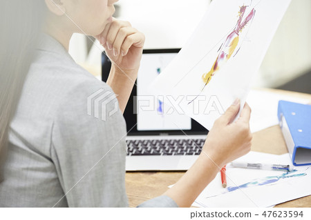 做工作的女商人 做工作的女商人 47623594