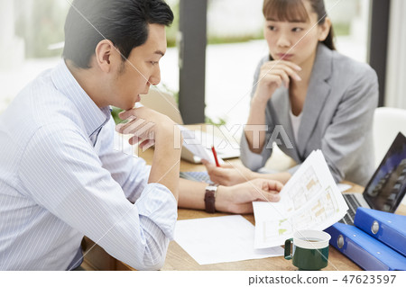 Businessmen and businesswomen who work Businessmen and businesswomen who work 47623597