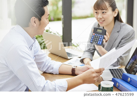 工作的商人和女商人 工作的商人和女商人 47623599