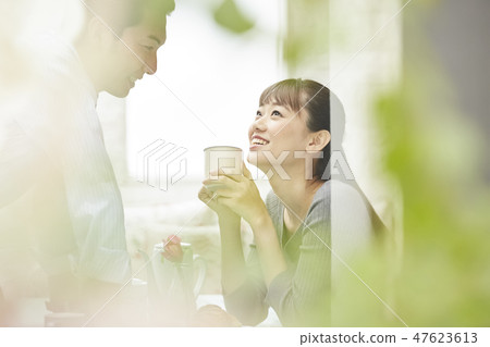 A couple who eats breakfast 47623613