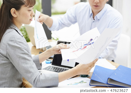 Businessmen and businesswomen who work 47623627