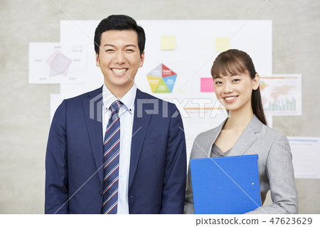 工作的商人和女商人 47623629