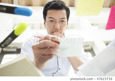 Businessman working 47623738