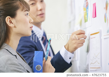 Businessmen and businesswomen who work Businessmen and businesswomen who work 47623755