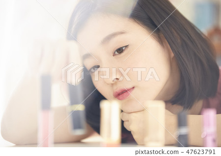 Woman doing make-up 47623791