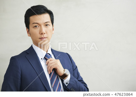 Businessman who makes dressing Businessman who makes dressing 47623864