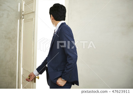 打開門的商人 47623911
