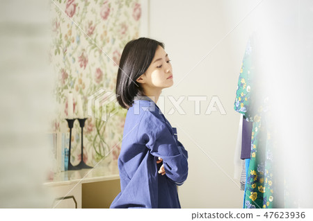 穿衣服的女人。 穿衣服的女人。 47623936