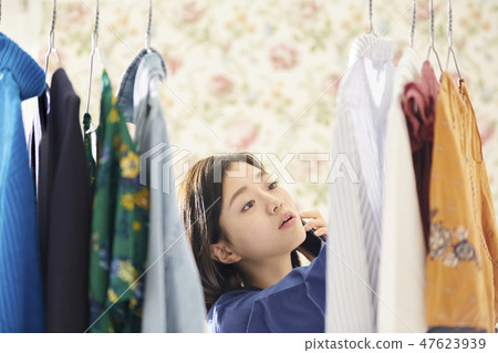 穿衣服的女人。 穿衣服的女人。 47623939