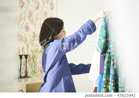 穿衣服的女人。 47623942