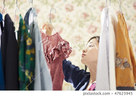 穿衣服的女人。 47623945