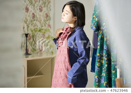 穿衣服的女人。 穿衣服的女人。 47623946